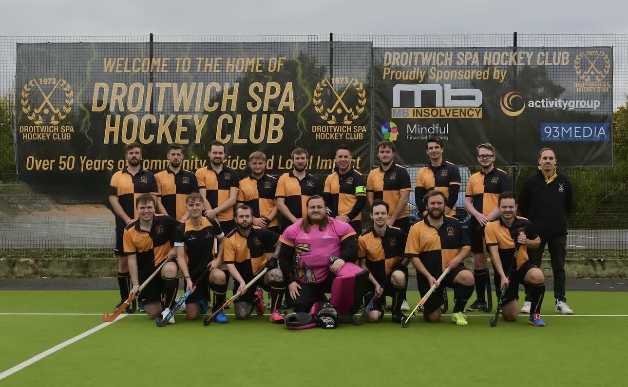 Player wearing the Droitwich Spa Hockey Club kit with the 93MEDIA logo